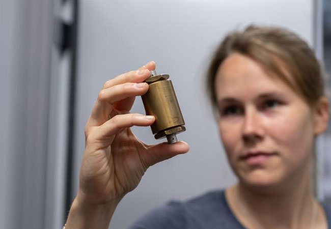 PB: JLU-Doktorandin Laura Goodwin mit einer Festkörperzelle im Labormaßstab. / ©: JLU/Rolf K. Wegst