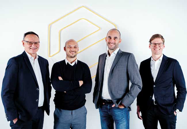 PB: Das Management-Team von e.battery systems (v. l. n r.): Günter Hagspiel (CFO), Christopher Schöpf (CEO und Gründer), Christoph Pürmair (Geschäftsleitung) und Patrick Obwegeser (Leitung Qualitätsmanagement). Foto: Martin Schachenhofer