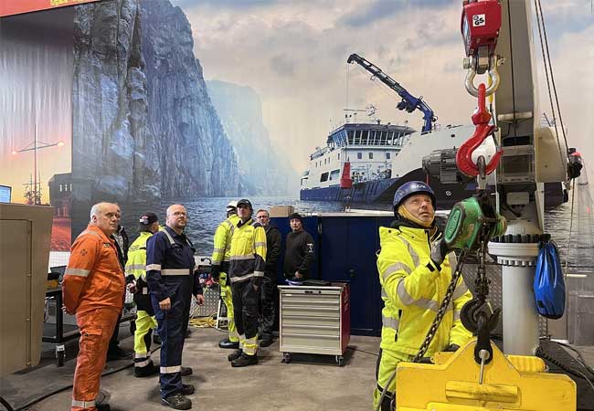 PB: PALFINGER MARINE deckt nun die Überprüfung der Sicherheitsvorkehrungen auf Offshore-Windenergieanlagen durch ein neu konzipiertes und weltweit einzigartiges Zusatzqualifikationsangebot ab. / ©: PALFINGER
