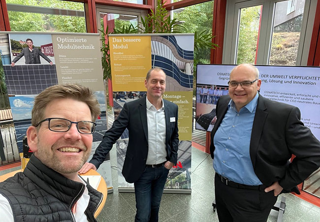 PB: Photovoltaiklösungen für traglastbeschränkte Flachdächer präsentierte OSNATECH mit (von links nach rechts) Malte Sulkiewicz, Peter Peck und Matthias Mittelviefhaus beim 1. Solargipfel in Osnabrück. / ©: Osnatech GmbH