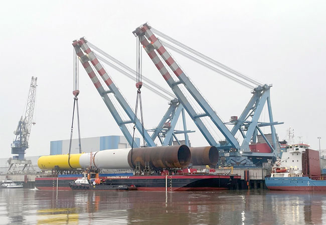 PB: Verladung der Monopiles bei Steelwind in Nordenham | ©: Ørsted