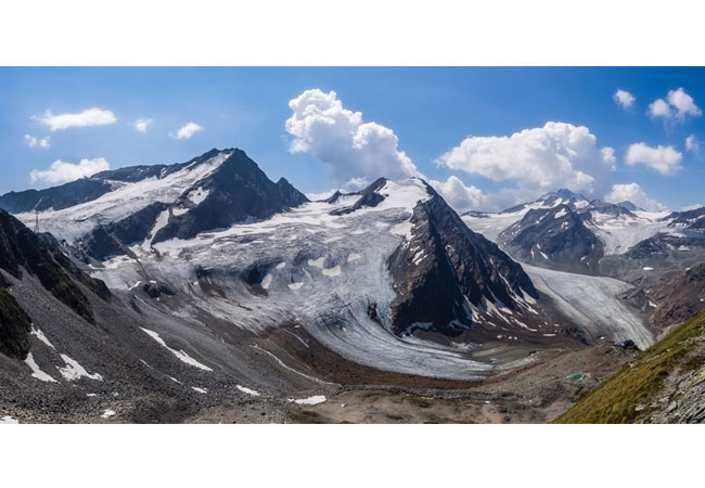 PB: Am Joch zwischen Tiefenbachkogel und Linkem Fernerkogel (knapp links der Bildmitte) soll eine neue Seilbahnstation gebaut werden. Die bisher unerschlossenen Gletscherflächen im Bild würden zu Pisten. Foto: Serghei Vlasenco
