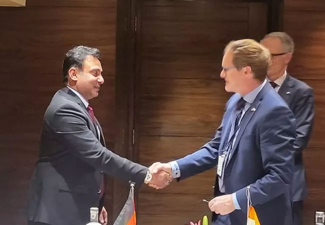 PB: Zeichnungszeremonie in Delhi / SCGJ COO Arpit Sharma und SMA CEO Dr. Jürgen Reinert für den BSW nach der Unterzeichnung der Vereinbarung zur Integration von indischen Facharbeitern in die deutsche Solarwirtschaft – Copyright Deutsche Botschaft Delhi