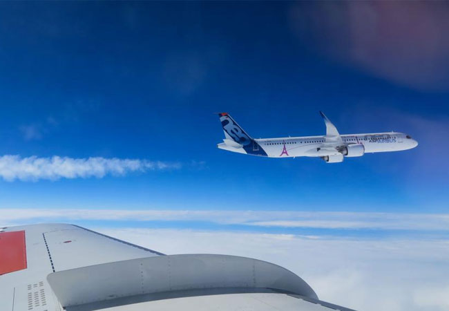 PB: Blick aus der DLR Fal­con 20E auf den Air­bus A321neo / ©: DLR