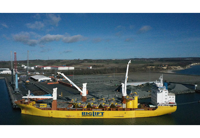 PB: Die 50 TPs, jedes mit einer Größe von 15 Metern Länge und 7 Metern Breite sowie einem Gewicht von 240 Tonnen, werden in den kommenden Monaten regelmäßig mit dem Schiff nach Mukran verbracht. Spezialisierte Teams der Mukran Port Terminals unterstützen beim Umschlag der Komponenten aktiv. Im Mukran Port werden die TPs durch den Einbau zusätzlicher Geräte und Materialien weiter für die Installation vorbereitet. ©: Mukran Port.