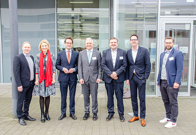 PB: Die 15. Steinfurter Bioenergiefachtagung fand in Zusammenarbeit von FH Münster, NRW.Energy4Climate und dem Kreis Steinfurt statt. Von links: Hinnerk Willenbrink (FH Münster), Silke Wesselmann (Leiterin des Amtes für Klimaschutz und Nachhaltigkeit des Kreises Steinfurt), Regierungspräsident Andreas Bothe, Prof. Dr. Christof Wetter (FH Münster), Dr. Elmar Brügging (FH Münster), Carsten Schröder (Vizepräsident FH Münster) und Dr. Petr Tluka (NRW.Energy4Climate). (Foto: FH Münster/Frederik Tebbe)