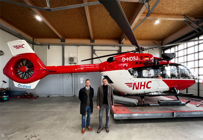 PB: LinkThijs Schless, Leiter der Betriebsführung von Ørsted am Standort Norddeich und Armin Ortmann, Geschäftsführer der Northern Helicopter GmbH vor dem Helikopter / ©: Ørsted