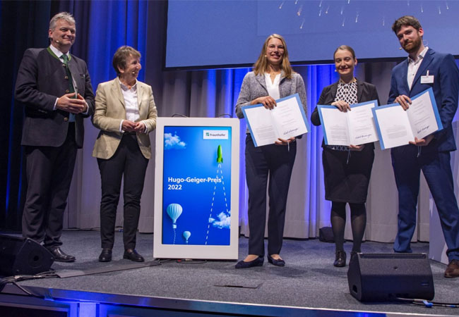 PB: Staatssekretär*in im Bayerischen Wirtschaftsministerium Weigert und Fraunhofer-Vorständin Elisabeth Ewen mit den drei Preisträgern des Hugo-Geiger-Preises: Dr. Agnes Bußmann, Dr. Chiara Lindner und Dr. Robert Klas (v.l.) / ©: Markus Jürgens/Fraunhofer