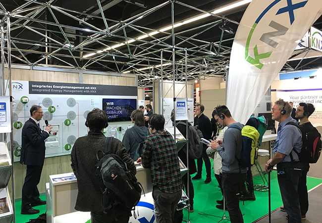 PB: Teilnehmer des 11. Deutschen Energieberatertages lassen sich von KNX Deutschland Vorstand Hans-Joachim Langels (links) über die energetischen und funktionalen Möglichkeiten des integrierten Energiemanagements mit KNX informieren.