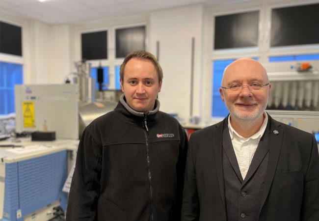 PB: Doktorand Laurin Grabler (links) und Prof. Dr. Wolfgang Schrader arbeiten an dem Projekt. Sarah-Lena Gombert Max-Planck-Institut für Kohlenforschung