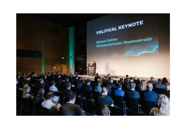 PB: Parlamentarischer Staatssekretär*in M. Kellner vom Bundesministerium für Wirtschaft und Klimaschutz auf der LightCon / Bildrechte: Deutsche Messe 