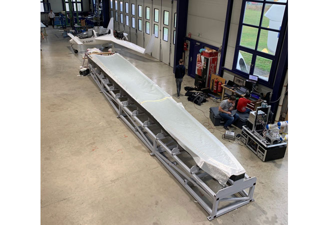 PB: Form einer Rotorblattspitze mit ausgelegten Faserlagenpaket bei Aeroconcept GmbH / © Fraunhofer FHR/André Froehly