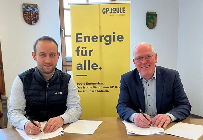 PB: Freuen sich über die gemeinsame Zusammenarbeit: Felix Schwahn, Geschäftsführer GP JOULE WÄRME, und Bürgermeister Konrad Maisterl (r.) unterzeichnen den Gestattungsvertrag. Bildrechte: GP JOULE, zur honorarfreien Verwendung im Zusammenhang mit der Berichterstattung über Nahwärmenetz Scheuring.