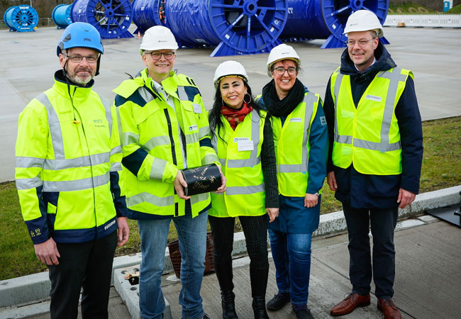 PB: In Zusammenarbeit für die erfolgreiche Umsetzung des SuedLink. V.l.n.r.: Thies Helbig (Prokurist und Leiter HGÜ Korridorprojekte bei NKT), Stefan Mirschel (Gesamtprojektleiter SuedLink bei TenneT), Giada Cassini (Projektleiterin SuedLink bei Prysmian), A. Dobslaw (Staatssektretär*in im niedersächsischen Ministerium für Umwelt, Energie und Klimaschutz), Henning Fricke (Samtgemeindebürgermeister Zeven) / ©: TenneT TSO GmbH