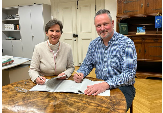 PB: Bürgermeisterin Dagmar Kuster und EnBW-Projektleiter Falco Engelfried bei der Unterzeichnung des Gestattungsvertrags. (Foto: Werner Leipert, Stadt Hettingen)
