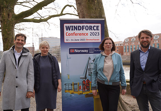 PB: Informierten heute über die WINDFORCE CONFERENCE 2023 und die Herausforderungen und Chancen der Offshore-Windenergie (v.l.n.r.): Cornelius Drücker (Local Energy Advisor Germany, Norwegian Energy Partners), Heike Winkler (Geschäftsführerin WAB e. V.), Kristina Vogt (Senator*in für Wirtschaft, Arbeit und Europa),  Carl Rasmus Richardsen, (CEO Deutsche Windtechnik Offshore und Consulting GmbH). (Copyright: WAB e.V.)