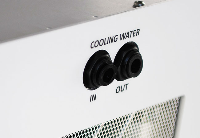 PB: Der EL 4.0 Liquid-Cooled (LC) ermöglicht die direkte Verbindung eines externen Kühlsystem, um das Wärmemanagement zu optimieren und Abwärme effizient zu nutzen.