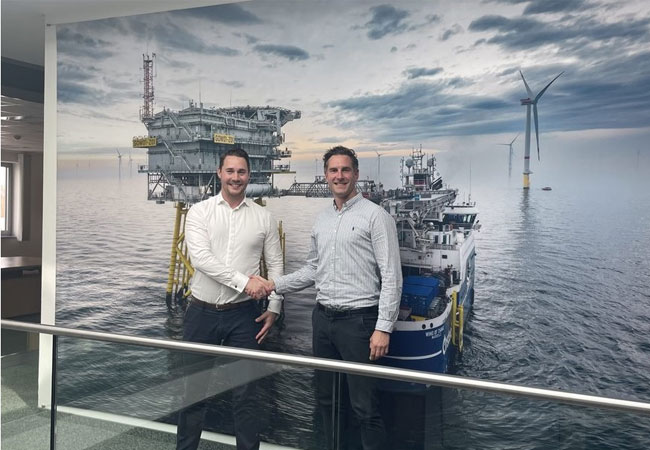 Eröffneten gemeinsam das Projektbüro: Timo Siebahn, Geschäftsführer der epas, und Dennis Bormann, Bauleiter bei Ørsted und verantwortlich für die Koordination der Offshore-Installationsarbeiten bei Borkum Riffgrund 3 und Gode Wind 3 (v.l.n.r.) | Ørsted