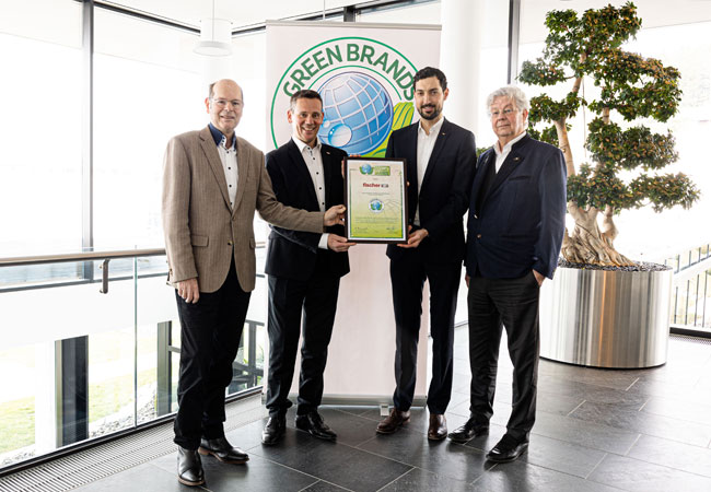 PB: Norbert R. Lux übergab das Gütesiegel GREEN BRANDS an Marc-Sven Mengis, Geschäftsführer für die Bereiche Personal, Nachhaltigkeit und Gebäudemanagement, und an Christian Ziegler, dem Bereichsleiter für Nachhaltigkeit, Umwelt und Energie. Bei der Auszeichnung dabei war auch Jurymitglied Manfred Spaltenberg, Vorstand des Deutschen Instituts für Erfindungswesen e.V. (v.l.n.r.). / ©: fischer