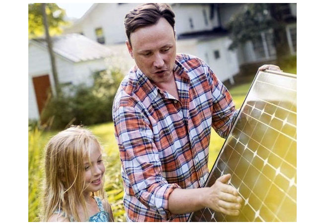 PB: Mit der Plug-in-Solaranlage miniJOULE können Verbraucherinnen und Verbraucher grünen Strom ganz einfach selbst produzieren. (Foto: GP JOULE)