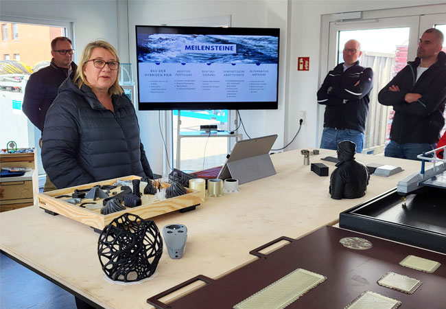 PB: Gebr-Friedrich-Schiffswerft - Katrin Birr stellte die innovative „3D-Druck-Werkstatt“ der Gebr. Friedrich Schiffswerft vor. Damit kann die Werft schon heute Ersatzteile aus Metall oder Kunststoff, die schwer oder gar nicht mehr zu beschaffen sind, mit ihren Druckern selbst sofort herstellen. / ©: Foto: MCN e. V.