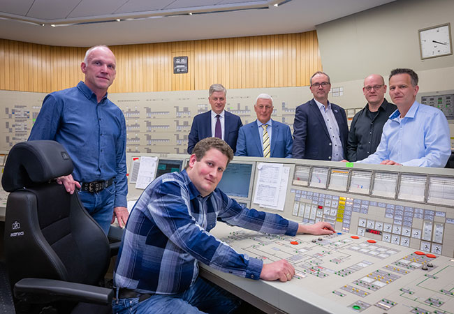 PB: Die Schichtmannschaft des KKW Emsland mit Nikolaus Valerius, Wolfgang Kahlert und Andreas Friehe bei der Abschaltung des KKW Emsland. (von links nach rechts: Michael Kallabis, Ralf Berndzen, Nikolaus Valerius, Wolfgang Kahlert, Andreas Friehe, Thorsten Knoop, Thorsten Kues)