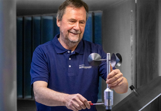 PB: Dieter Westermann, Gründungsgeschäftsführer und bis heute in beratender Funktion für Deutsche WindGuard Wind Tunnel Services tätig, bereitet den 250.000. Windsensor für die Kalibration vor. / ©: Deutsche WindGuard