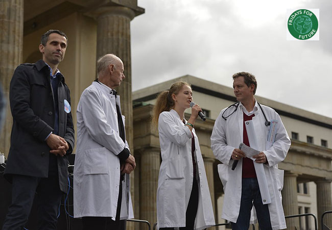 PB: Doktor*innen-Kollegen von Doktor*in der Theologie Greta Thunberg auf Kundgebeung
