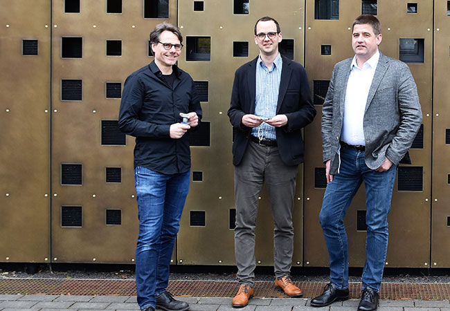 PB: Gemeinsam begeistert von innovativen Sensorlösungen: Uwe Steinkamp, Geschäftsführer der Altosens GmbH, Dr. William Kaal und Dr. Sven Herold, Fraunhofer LBF, die Miterfinder der Delta-C-Technologie. Foto: Fraunhofer LBF, Zeidler-Finsel / ISS Altosens & Fraunhofer LBF