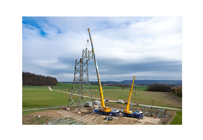 PB: Energiewende: Die Albert Regel GmbH hat mit Liebherr-Mobilkranen weit mehr als 100 Strommasten aufgestellt.