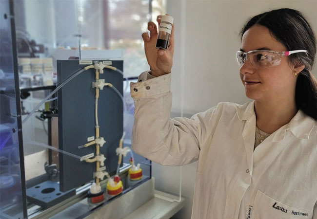 PB: Blick ins Labor: Ein Adsorbens, basierend auf einem Lithium-Mangan-Oxid mit einer speziellen Kristallstruktur, dient als Lithium-Ionen-Sieb. (Foto: Dr. Monika Bäuerle, IAM-ESS/KIT)