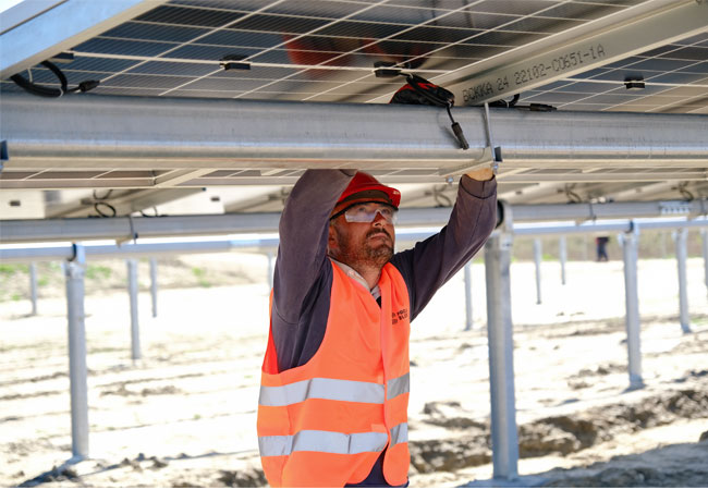 PB: Project Blue in Sheq - Marinas Fier, Albanien: Als Komplettlösung auf Systemebene werden die bifazialen Vertex Doppelglasmodule von Trina Solar bei diesem Projekt auf den einreihigen Vanguard 1P-Trackern des Unternehmens eingesetzt. / Bildquelle + Copyright: Blessed Investment