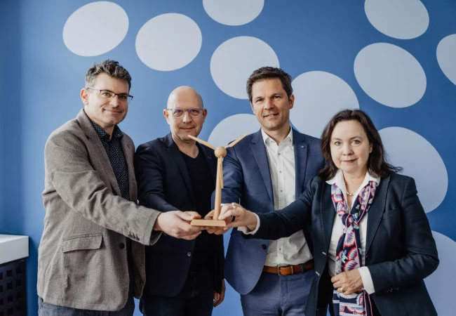 PB: Wollen mehr Platz für Windenergie in der Region Hannover: Dr. Wolfgang Jung, Leiter des Teams Regionalplanung, Umweltdezernent Jens Palandt, Regionspräsident Steffen Krach und Sonja Beuning, Leiterin des Fachbereichs Planung und Raumordnung. Foto: Region Hannover / Schröder