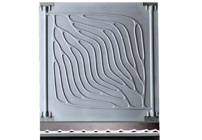PB: Rückseite eines TABSOLAR®-Elements mit bionischer FracTherm®-Kanalstruktur, seitlichen Sammelkanä-len und Hydraulikanschlussbuchsen (oben) sowie Schnitt durch ein TABSOLAR®-Element (unten).