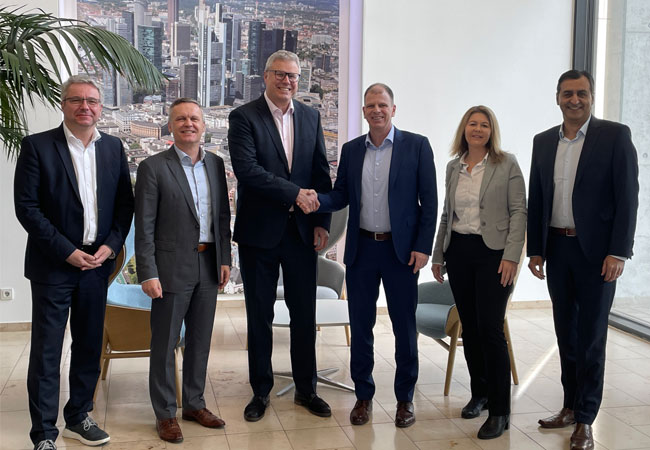 PB: Vertriebspartnerschaft besiegelt (v.l.n.r.): Volker Strauss, Market Development Engineer Manager EMEA Arrow Central Europe GmbH, Guido Renner, Global Sales Director Components Isabellenhütte Heusler GmbH & Co. KG, Holger Spiegel, CEO Isabellenhütte Heusler GmbH & Co. KG, Matthias Hutter, Vice President Product Management & Supplier Marketing EMEA Arrow Central Europe GmbH, Christine Emge, Product Management Manager EMEA Arrow Central Europe GmbH, Kevork-Deniz Vartan, Distribution Sales Manager Components Isabellenhütte Heusler GmbH & Co. KG. Bild: © Arrow Central Europe GmbH
