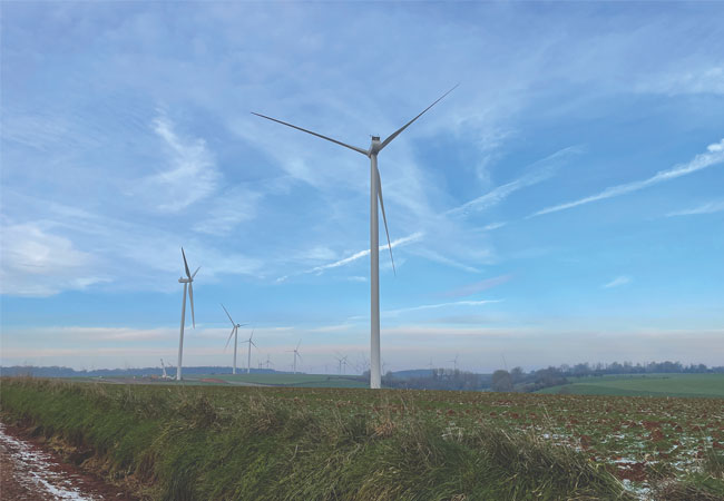 PB: Der ewz-Windpark Le Groseiller (im Bild) verfügt zusammen mit dem ewz-Windpark Fontaine-Le-Sec über eine Leistung von 17 Megawatt. Erwartet wird eine jährliche Stromproduktion von rund 51 Gigawattstunden. Die insgesamt sieben Windenergieanlagen sind Anfang 2023 in Betrieb gegangen. / ©: ewz