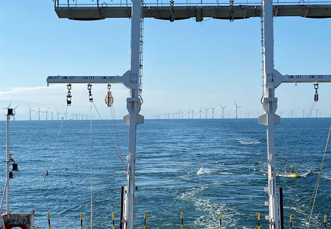 PB: Fugro Pioneer mit seismischer Ausrüstung bei der Durchführung einer geophysikalischen Untersuchung. (Copyright: Fugro)
