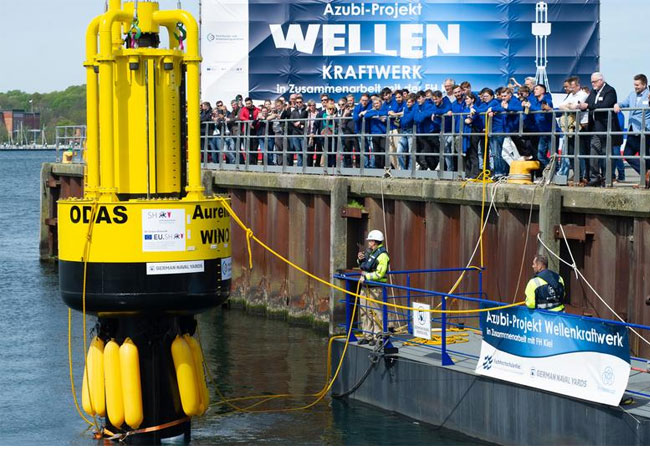 PB: Langsam geht es hinunter ins Hafenbecken der GERMAN NAVAL YARDS. Hier sollen erste Funktionstests durchgeführt werden. / FH Kiel