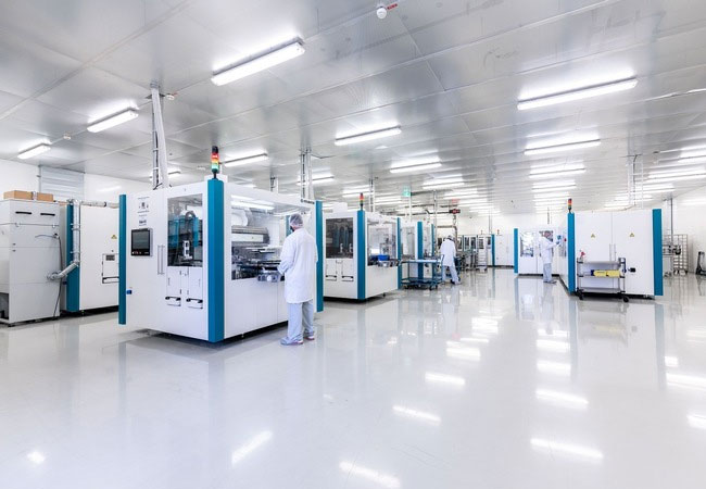 PB: Die Customcells Group holt die Manz AG als neuen Anteilseigner mit an Bord. Der Hightech-Maschinenbauer aus Baden-Württemberg hielt zuvor bereits einen 40-prozentigen Anteil an der Customcells Tübingen GmbH, den es nun gegen eine Beteiligung an der Muttergesellschaft des Premium-Batteriezellen-Herstellers und -Entwicklers tauscht.
