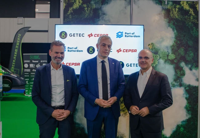 PB: Thomas Schoepke, Member of GETEC’s Group Executive Committee, Edwin Van Espen, Director at the Port of Rotterdam, and Carlos Barrasa, EVP Clean Energies at Cepsa / Bild: Cepsa / ©: G+E GETEC Holding GmbH