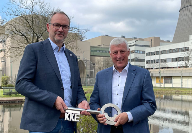 PB: Symbolische Schlüsselübergabe von Wolfgang Kahlert (rechts) an Andreas Friehe (links) am KKE.