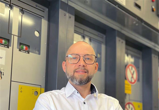 PB: „Nach einem Tag waren die Felder vollständig angebunden und einschaltbereit. Insbesondere die zeitliche Flexibilität, die Ormazabal an den Tag legt, hat mich sehr positiv gestimmt – genau wie die starke Lösungsorientierung auch bei herausfordernden Gegebenheiten“, resümiert Michael Weidner von den Stadtwerken Crailsheim. / ©: Foto: Stadtwerke Crailsheim