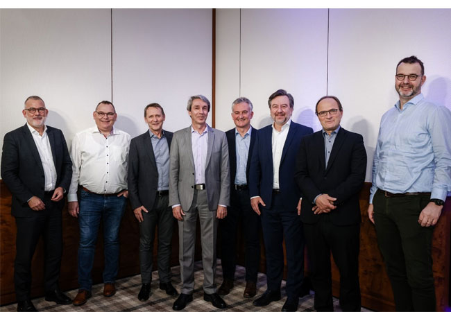 PB: Vorstand der OMS-Group / (v. l. n. r.): Volker Meyer (figawa), Jürgen Frech (Landis + Gyr), Wolfgang Esch (WEPTECH), Andreas Bolder (METRONA Union), Ulrich Eff (Diehl Metering), Volker Eck (Qundis), Prof. Dr. Axel Sikora (Hochschule Offenburg) und Jens Hørdum (Kamstrup). Nicht im Bild ist Heinz Lux (KNX). (© Photo: OMS-Group e. V., Jörg Fischer)