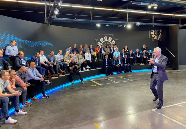 PB: Werkleiter Peter Deml begrüßte seine Kollegen aus aller Welt in der Arena der Digitalisierung (Bild: Siemens/A. Heidrich).