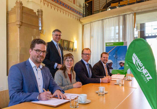 PB: Bürgermeister Christian Greger unterzeichnet im Beisein von WEMAG-Vorstand Thomas Murche mit der 1. Stadträtin, Vivien Lau, und den WNG-Geschäftsführern Tim Stieger und Sebastian Winter (v. l.) im Wittenburger Rathaus den Konzessionsvertrag für Strom. / Foto: WEMAG/Stephan Rudolph-Kramer ©: Stephan Rudolph-Kramer