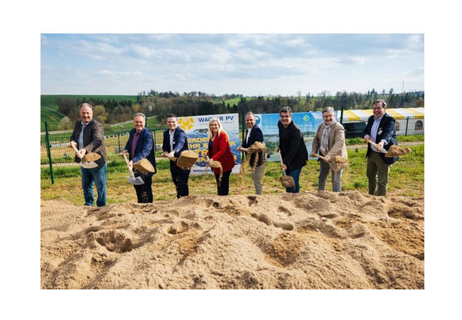 PB: Feierlicher Spatenstich in Großheirath mit Frank Weber (stellv. Bürgermeister Untersiemau), Udo Siegel (Bürgermeister Großheirath), Andreas Wacker (Wacker PV), Staatsministerin Melanie Huml und Staatsminister Thorsten Glauber, dem stellvertretenden Landrat Christian Gunsenheimer, dem Landtagsabgeordneten Michael C. Busch und Oliver Herzog (greentech) / ©: greentech
