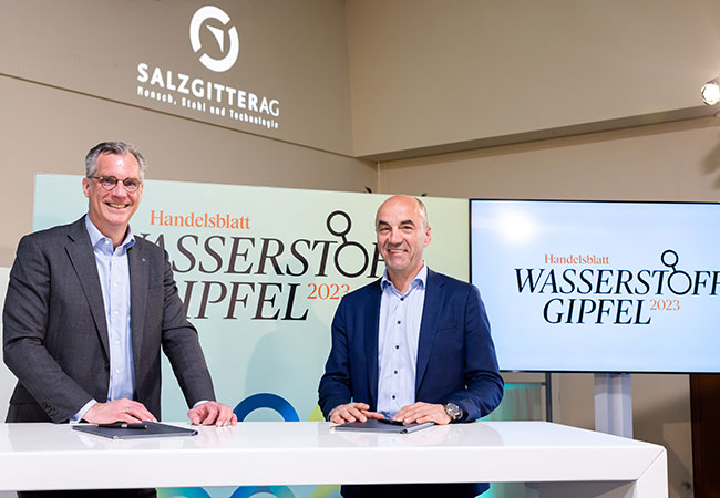 PB: Unterzeichneten auf dem Handelsblatt-Wasserstoffgipfel die Absichtserklärung, in Sachen Wasserstoff zu kooperieren: (v. l.) Gunnar Groebler (Salzgitter AG) und Stefan Dohler (EWE)