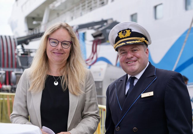 PB: Am 20. Juni hat AIDAmar die Landstromanlage in Aarhus eröffnet. Nach Deutschland, Norwegen und Großbritannien, ist Dänemark damit bereits das vierte europäische Land, in dem AIDA Schiffe ihre Emissionen während der Liegezeit auf nahezu null senken können. V.l.n.r. Anne Zachariassen COO Port Aarhus, AIDAmar Captain Manuel Pannzek / ©: AIDA Cruises / Fotograf: Bert Scharffenberg