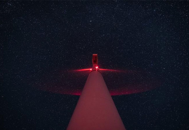 PB: Windenergieanlage bei Nacht mit aktivierten Leuchtfeuern / ©: enercity