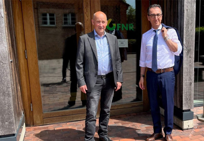 PB: Cem Özdemir, Bundesminister*in für Ernährung und Landwirtschaft (r.), traf sich mit Dr.-Ing Andreas Schütte, Geschäftsführer der Fachagentur Nachwachsende Rohstoffe, zu einem Arbeitsbesuch am Standort der FNR in Gülzow. / Foto: FNR/M. Plothe